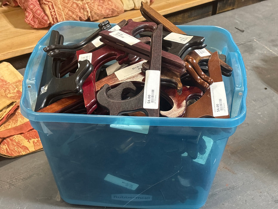 MISCELLANEOUS PLATE STAND 1 EACH OF 58