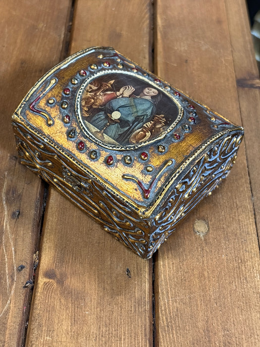 SMALL DARK GOLD, RED AND BLUE DOMED FLORENTINE BOX WITH PORTRAIT OF PRAYING WOMAN