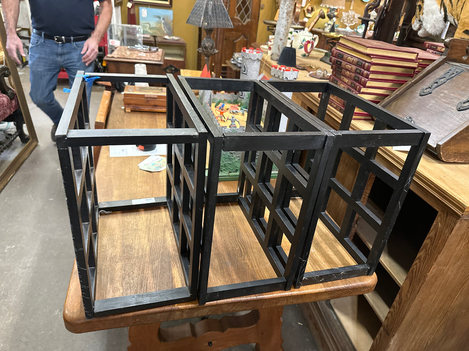 GEOMETRIC BLACK BOTTLE RACK