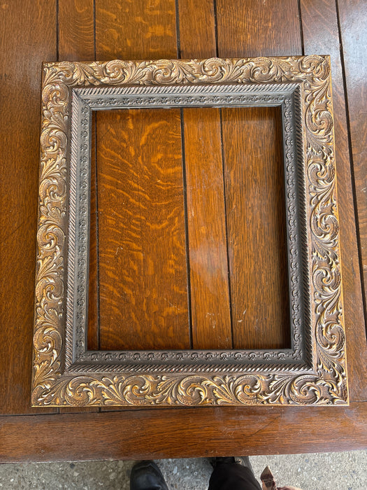 MEDIUM ORNATE GOLD FRAME