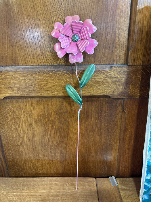 PINK METAL FLOWER GARDEN STAKE