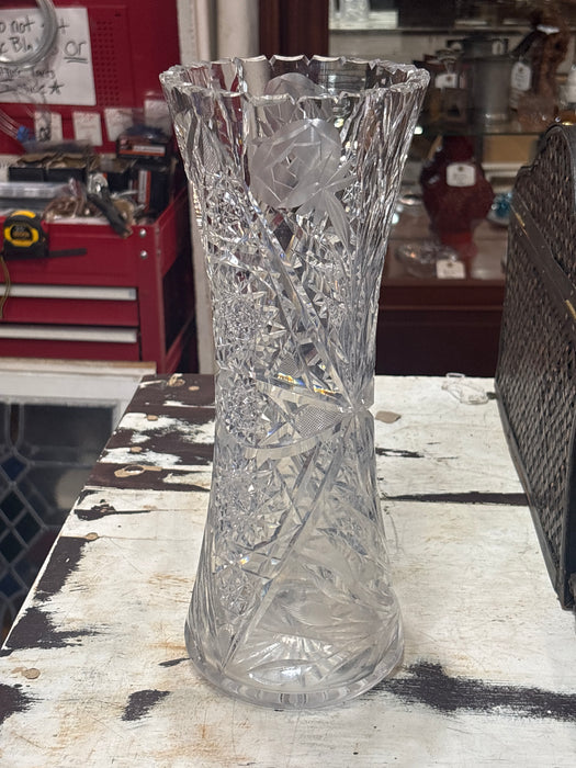 TALL CRYSTAL GLASS VASE WITH ROSES