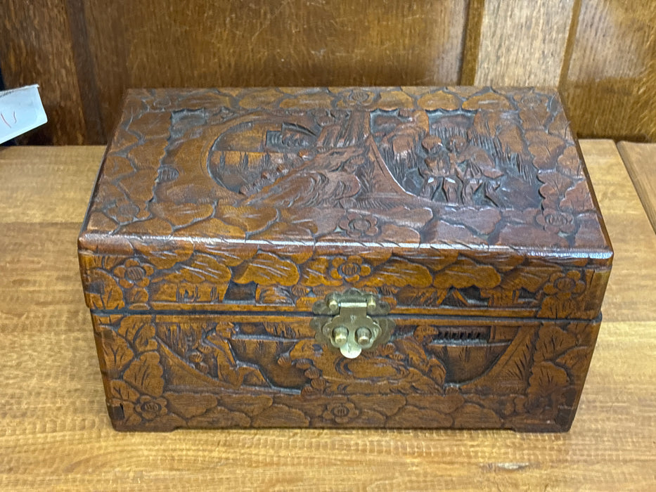 MEDIUM CHINESE CARVED BOX