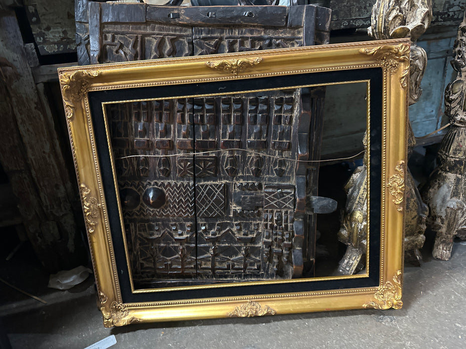 ORNATE GOLD FRAME WITH VELVET FILET