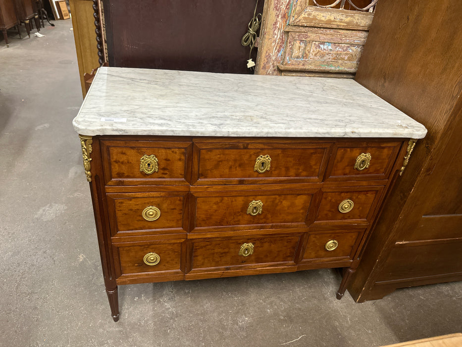 ORMOLU MOUNTED LOUIS XVI WHITE MARBLE TOP CHEST⁰0