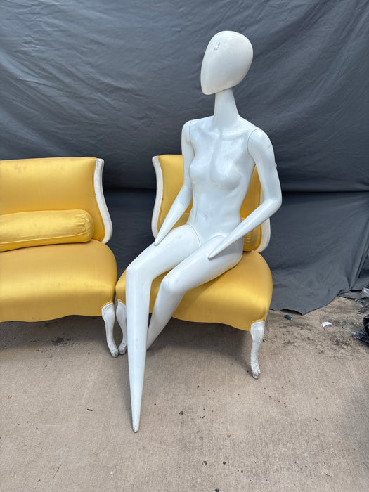 WHITE MANNEQUIN