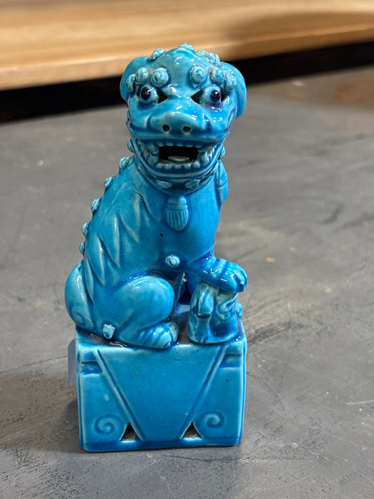 SINGLE SMALL HAPPY BLUE FOO DOG ON RECTANGLE BASE