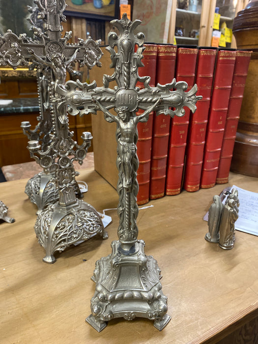 SMALL SILVER METAL CRUCIFIX WITH TWIST