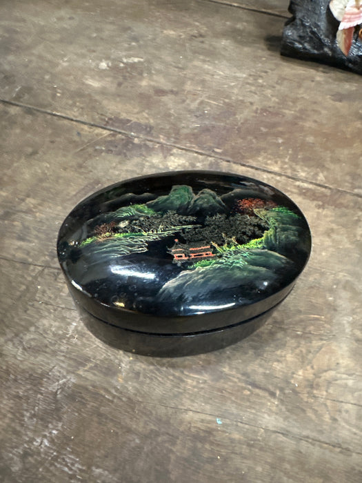 SET  OF LACQUERED ASIAN NESTED BOXES