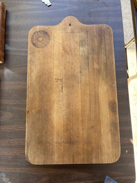 THICK RECTANGULAR CUTTING BOARD WITH SMALL HANDLE