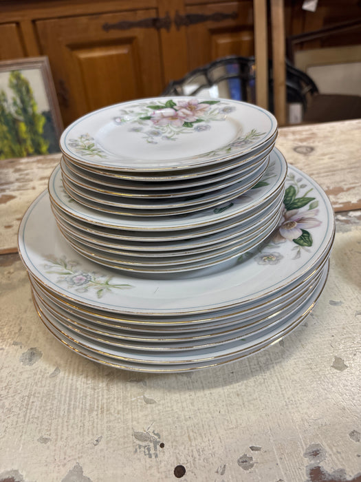 18 PLACE SETTINGS OF JAPANESE CHINA ROCHELLE PATTE, INCLUDES 6 DINNER, SALAD AND BREAD PLATES