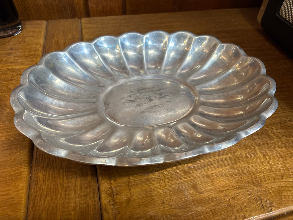 SCALOPPED OVAL ALUMINUM TRAY