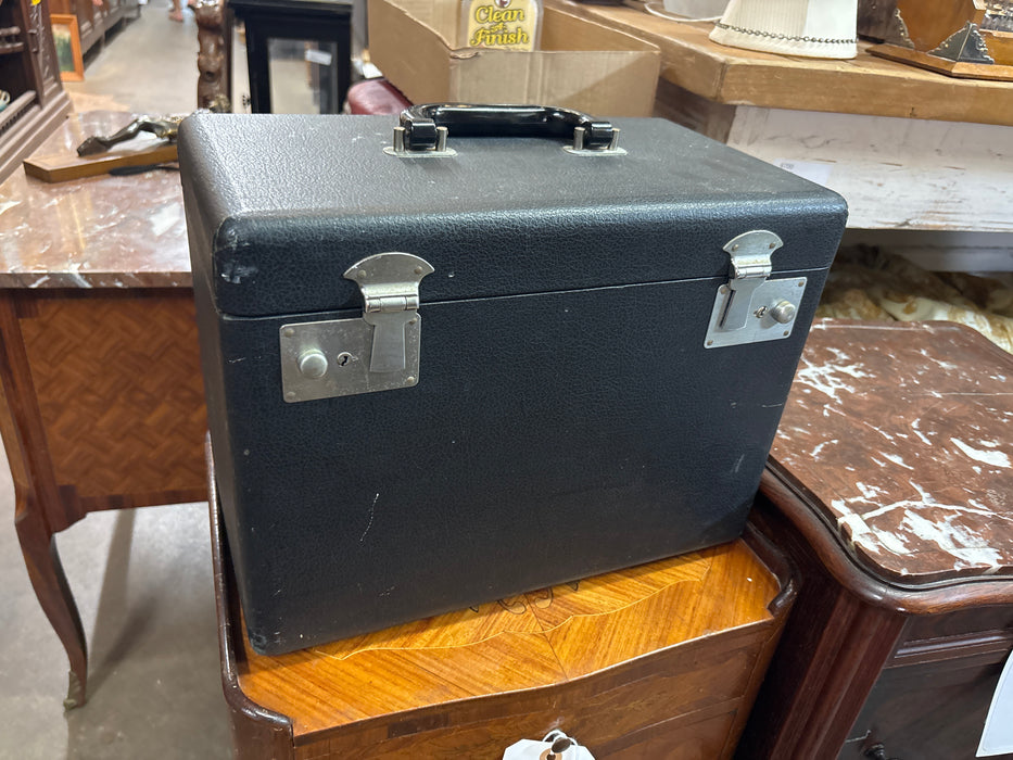 BLACK SINGER FEATHER LIGHT SEWING MACHINE