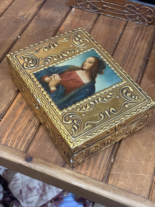 LARGE GOLD FLORENTINE BOX WITH PORTRAIT OF PRAYING WOMAN
