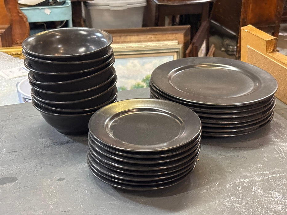 SET OF 24 BLACK PLATES
