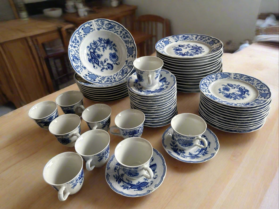 31 PIECES OF BLUE ONION DINNERWARE WIH PLATE, CUP AND BOWL