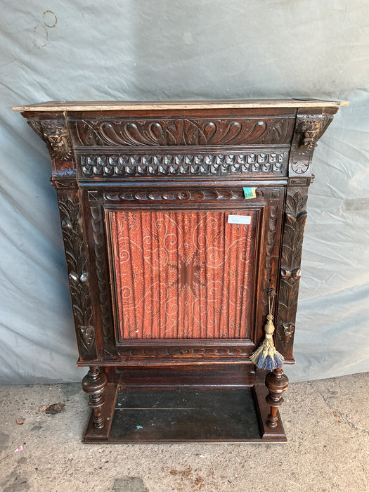 SMALL OAK MECHILLIN DISPLAY CABINET