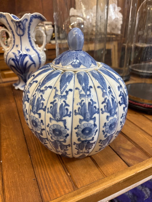 LIGHT BLUE AND WHITE CHINESE MELON JAR
