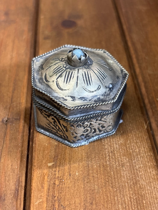 TINY METAL FLORAL HEPTAGON SHAPED BOX