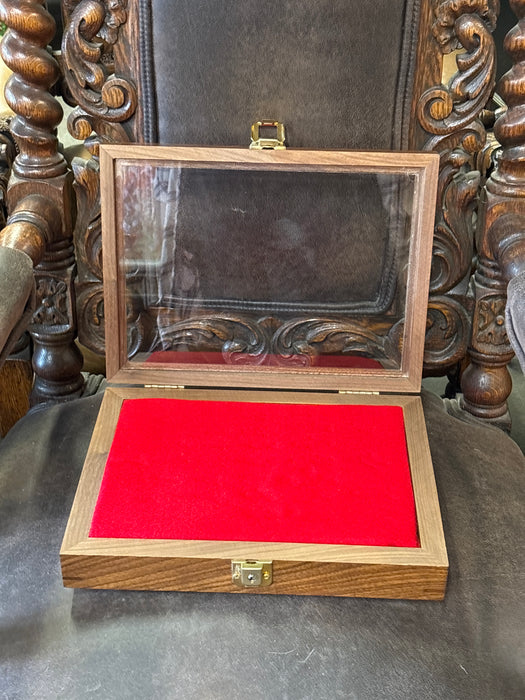 SMALL SHOWCASE BOX WTH KEY