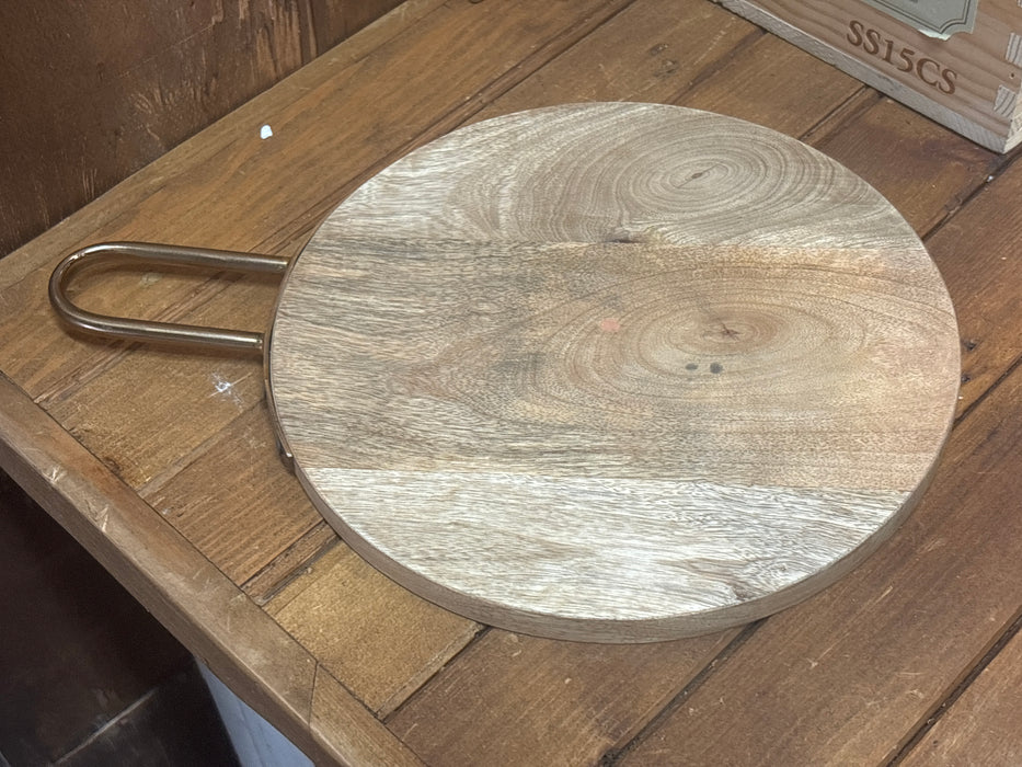 ROUND WOOD CUTTING BOARD WITH BRASS HANDLE