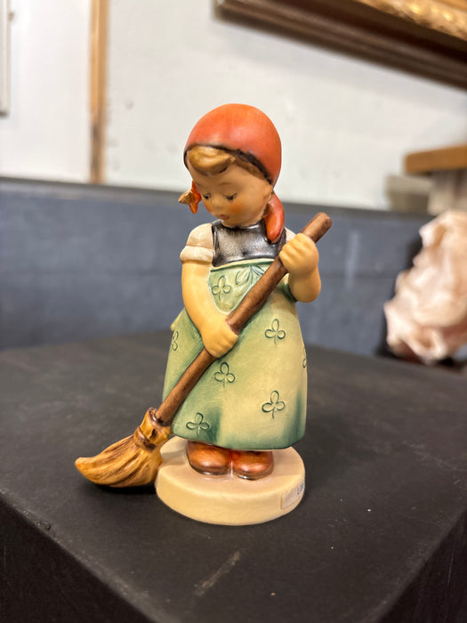 GIRL SWEEPING HUMMEL