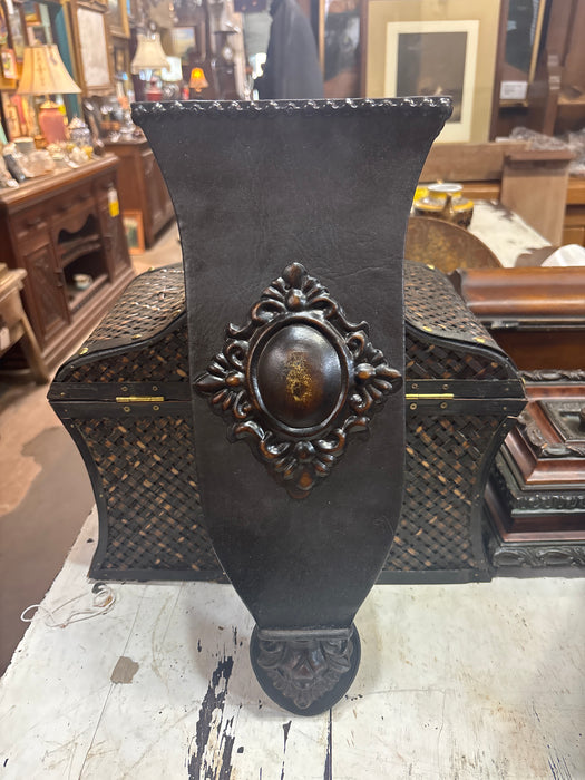SMALL LEATHER WALL PLANTER WITH CENTER MEDALLION