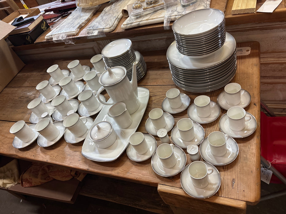 77 PIECE WHITE AND GOLD ROSENTHAL 10 PLACE SETTING DINNER SET WITH DEMITASSE CUPS