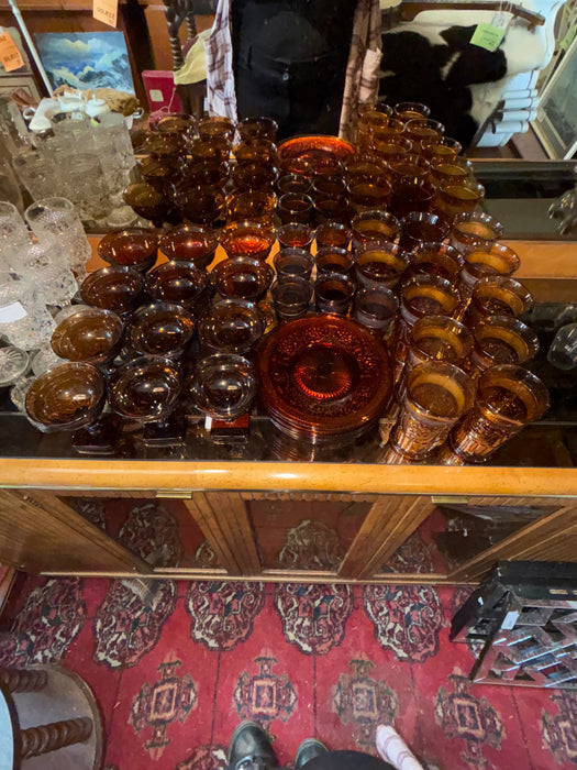 SET OF AMBER GLASSES AND PLATES