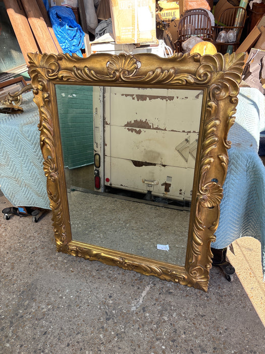 CARVED GILTWOOD FRAMED MIRROR