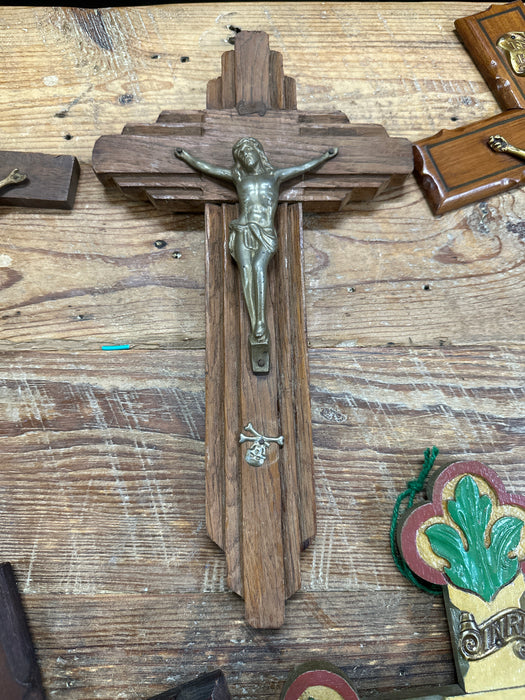 DECO MEDIUM WOOD CRUCIFIX