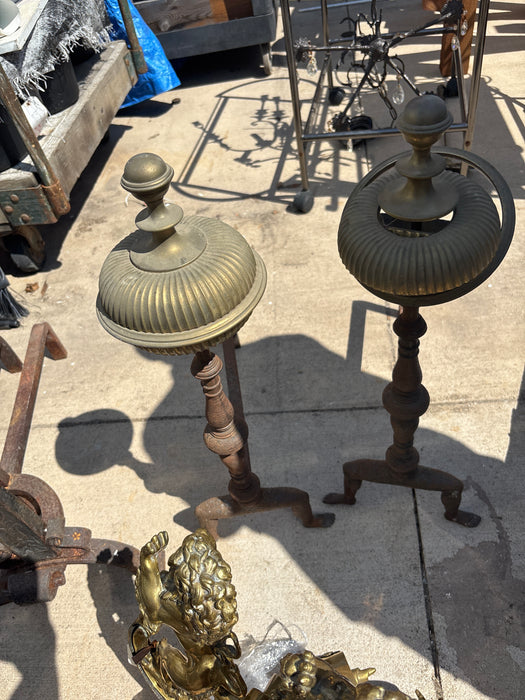 PAIR OF EARLY AMERICAN IRON AND BRASS ANDIRONS WITH FEET AND LEGS