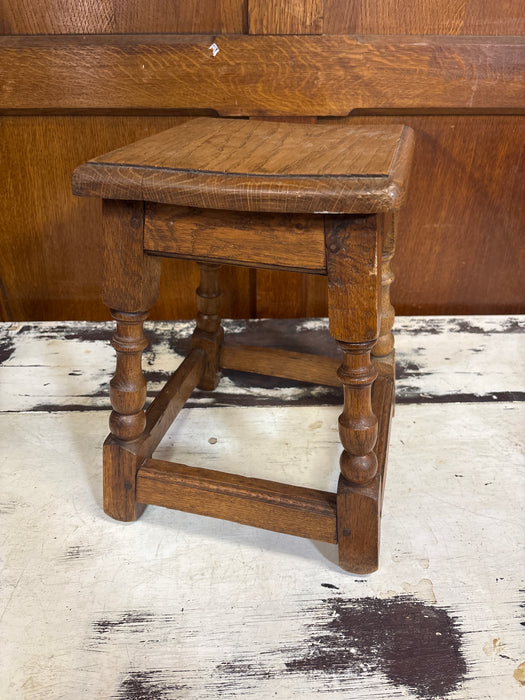 TINY SQUARE OAK CANTED LEG TABORET