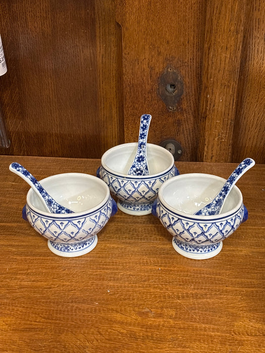SET OF 3 BLUE AND WHITE FOOTED BOWLS