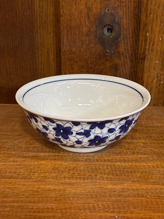 PAIR OF MEDIUM BLUE AND WHITE FLORAL VEGETABLE BOWLS