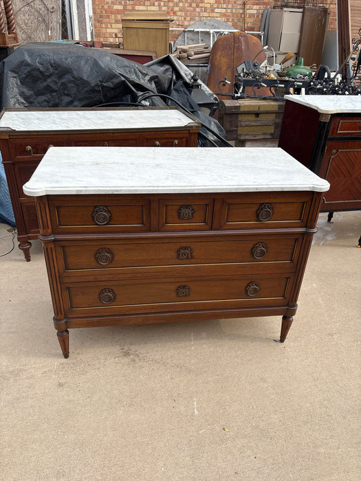 SMALL LOUIS XVI WHITE MARBLE TOP 5 DRAWER MAHOGANY CHEST WITH FLUTED LEGS