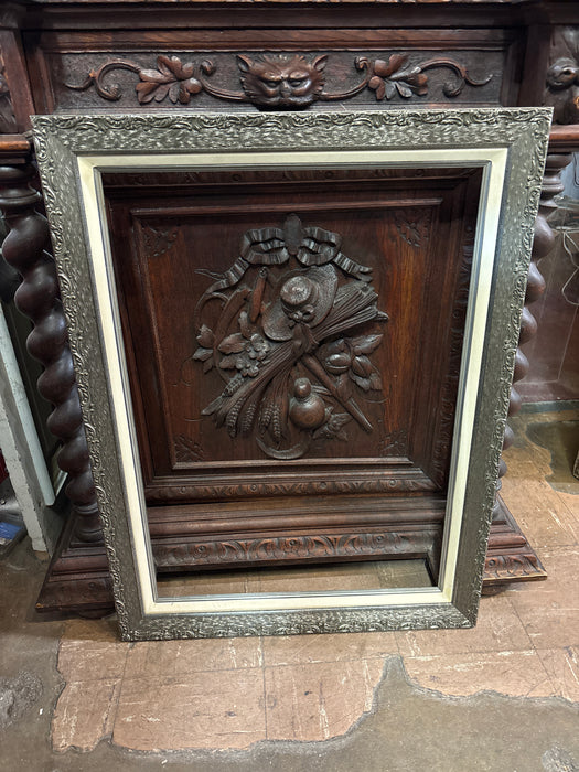 MEDIUM ORNATE SILVER FRAME WITH LINEN FILET