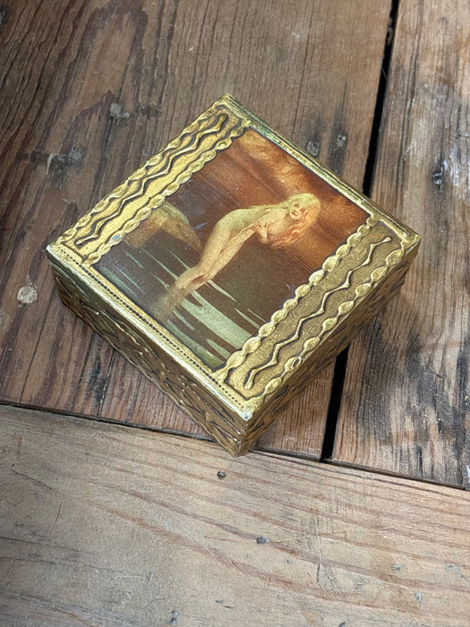 SMALL GOLD FLORENTINE BOX WITH PORTRAIT OF BATHING BEAUTY