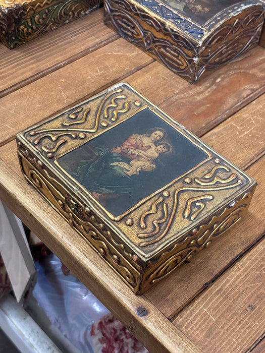 LARGE DARK GOLD FLORENTINE BOX WITH PORTRAIT OF MARY AND CHILD