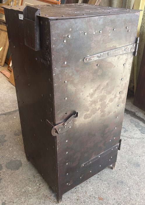 TALL SINGLE DOOR LOCKING CABINET WITH SHELVES