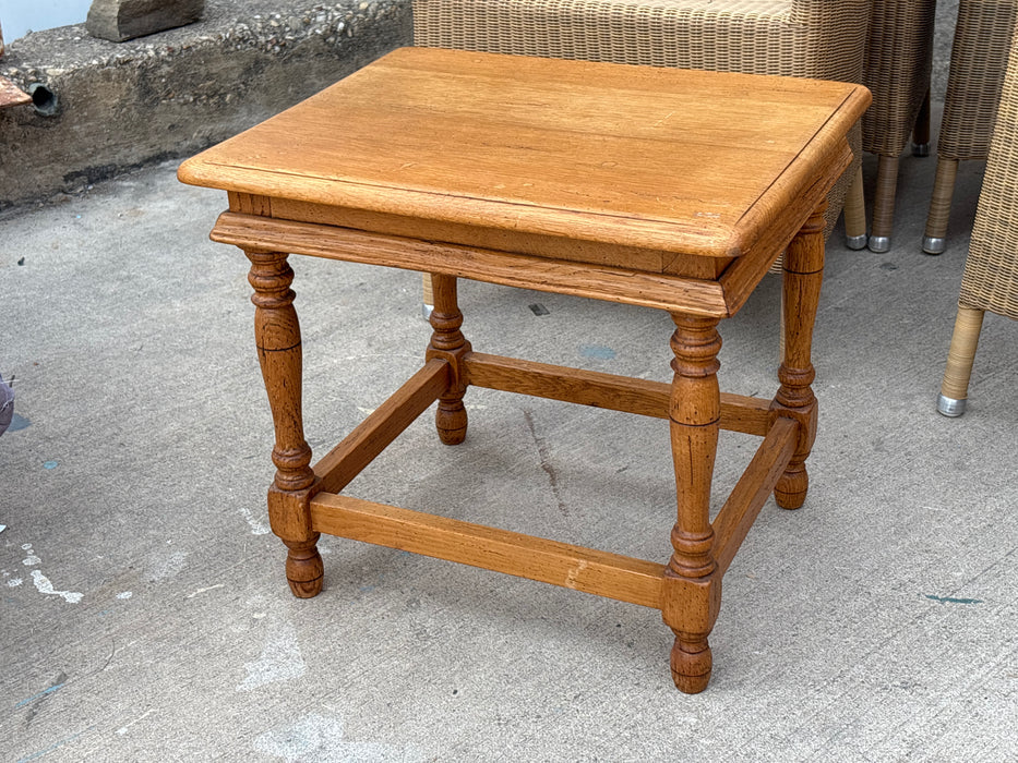 SMALL LIGHT OAK TURNED LEG TABLE