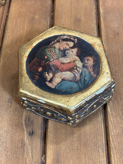 SMALL GOLD HEXAGON FLORENTINE BOX WITH PORTRAIT OF FAMILY