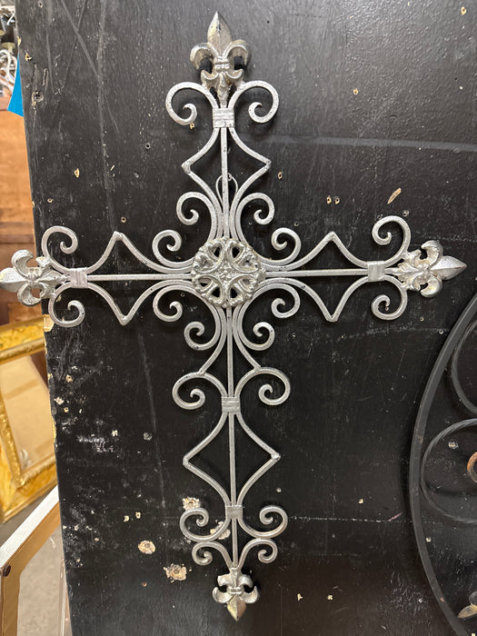 MEDIUM SILVER IRON CROSS