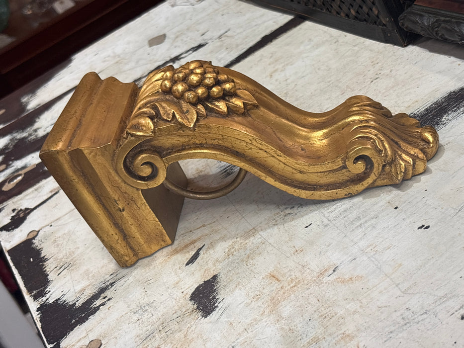 PAIR OF FOLIATE GOLD GRAPE CORBELS