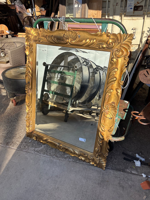CARVED GILTWOOD FRAMED MIRROR