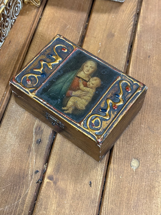 SMALL DARK GOLD, RED AND BLUE FLORENTINE BOX WITH PORTRAIT OF WOMAN AND BABY