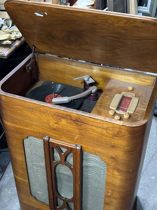 SILVER TONE RADIO/RECORD PLAYER
