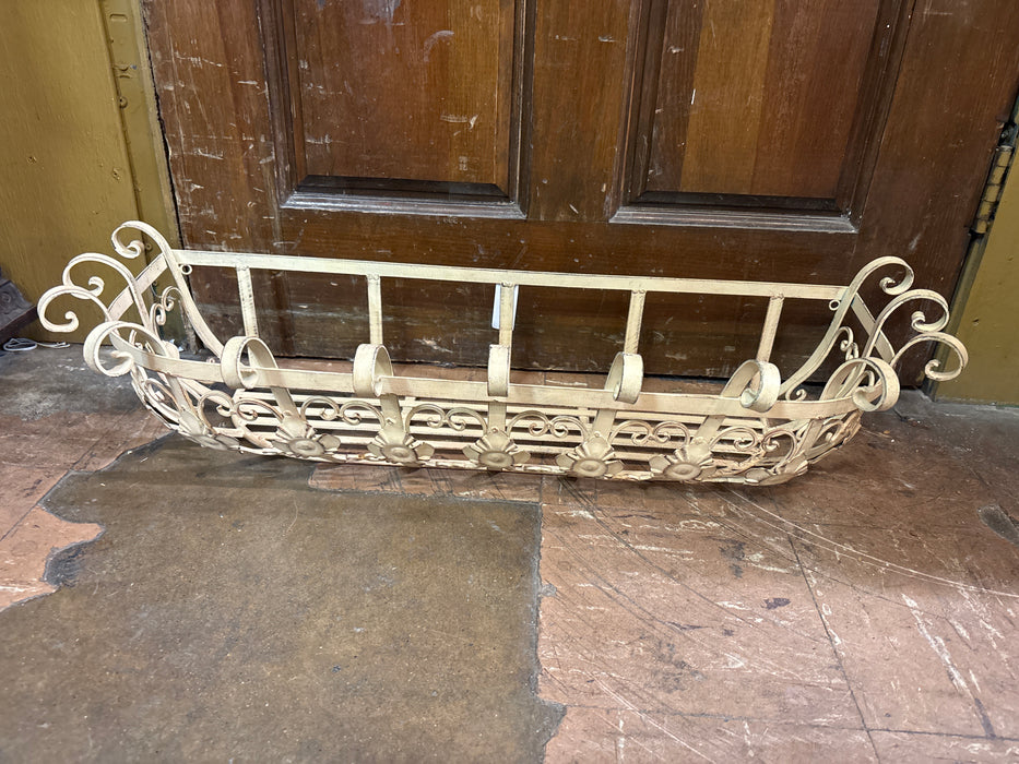 METAL WALL MOUNTED PLANTER BOX