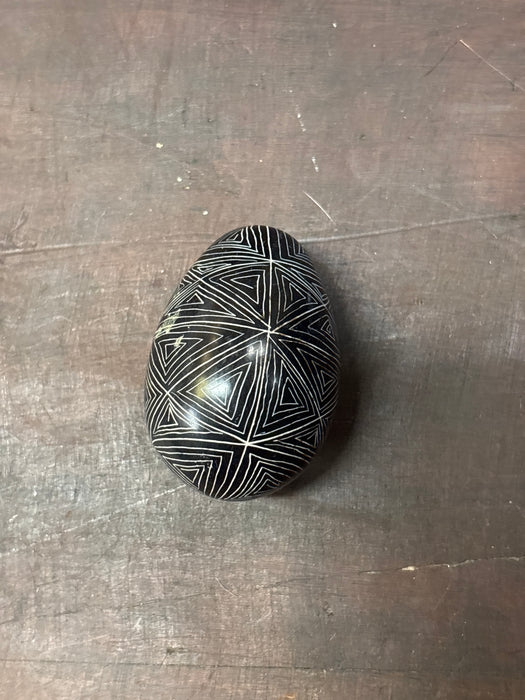 BLACK STONE TRIANGLE EGG
