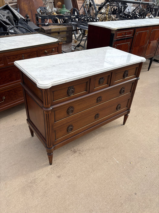 SMALL LOUIS XVI WHITE MARBLE TOP 5 DRAWER MAHOGANY CHEST WITH FLUTED LEGS